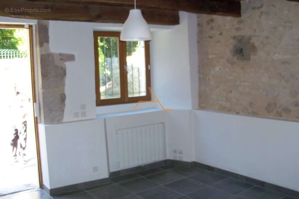 Maison à MONTJOUX