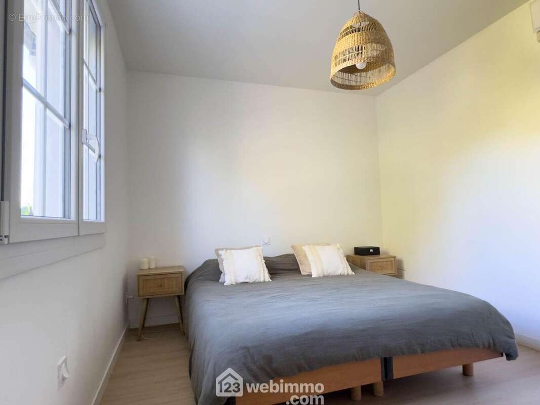 ...avec vue sur le jardin pour l&#039;une des chambres. - Maison à TOUTLEMONDE