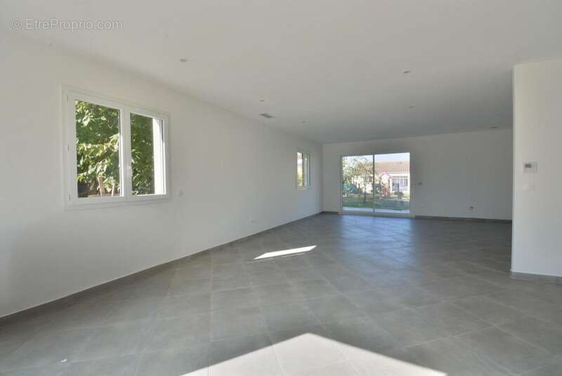 Maison à SAINT-MEDARD-DE-GUIZIERES