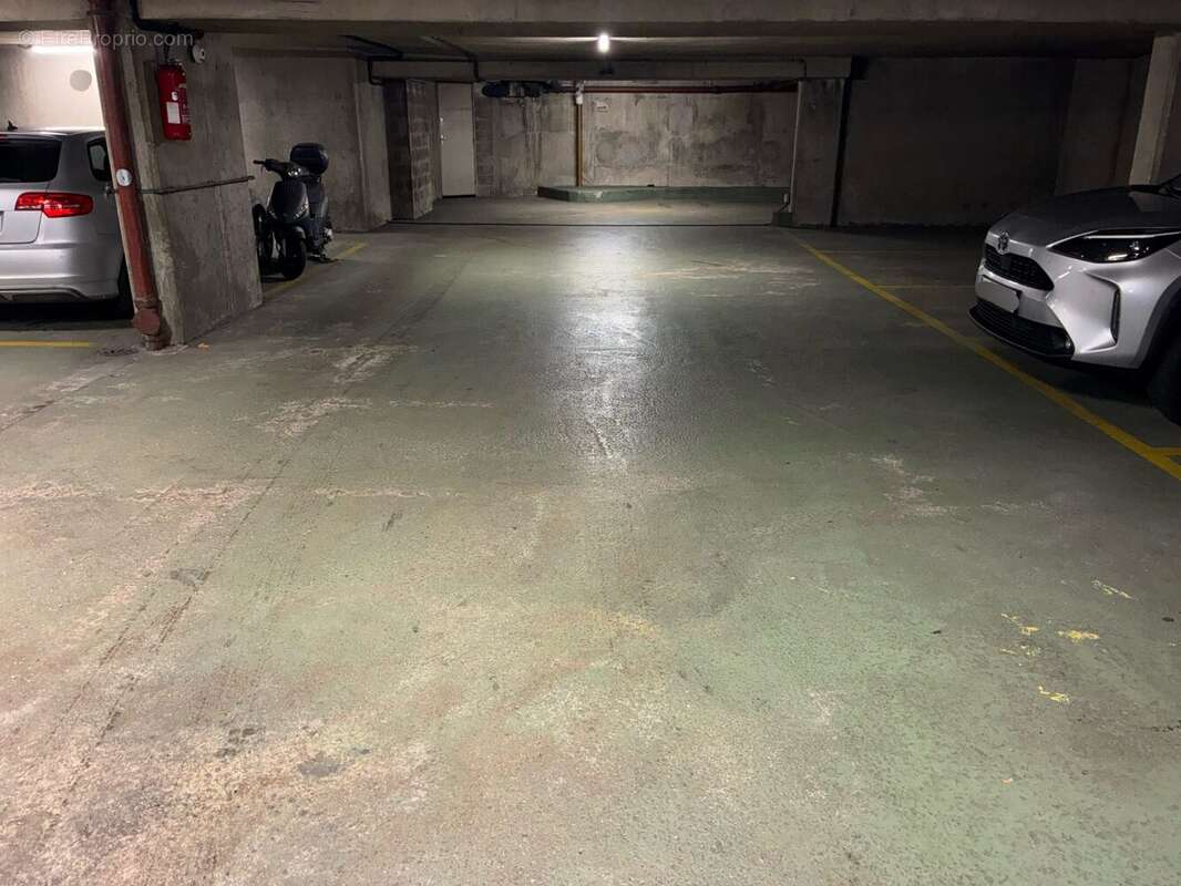 Parking à PARIS-17E