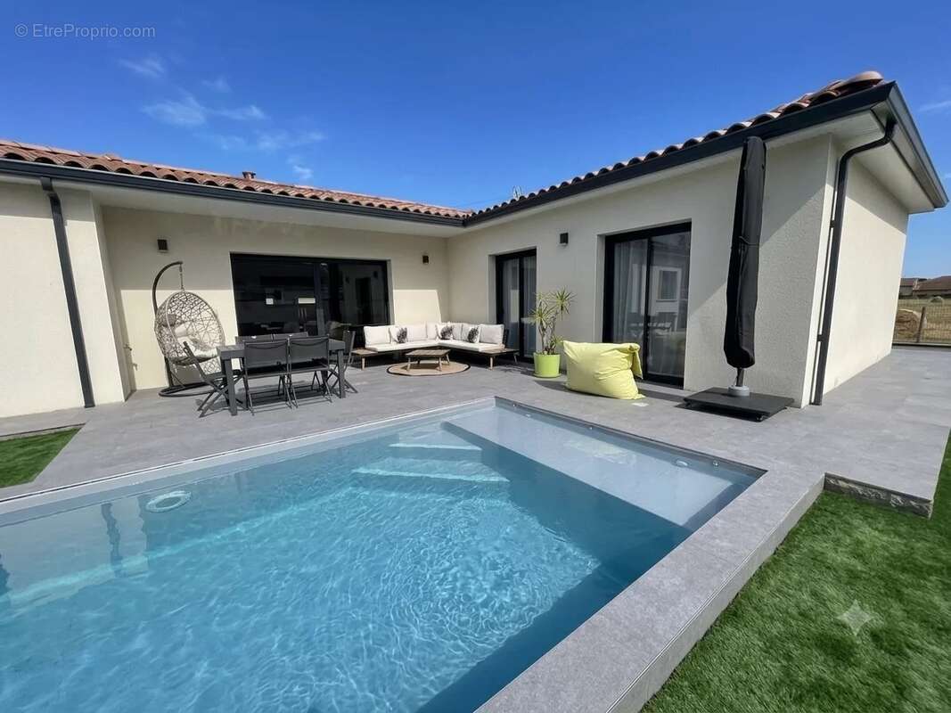 Maison à PINS-JUSTARET