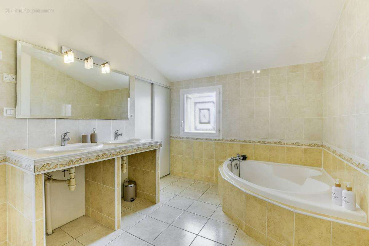 Maison familiale t7   180 m2   piscine   panneaux solaires - photo 12