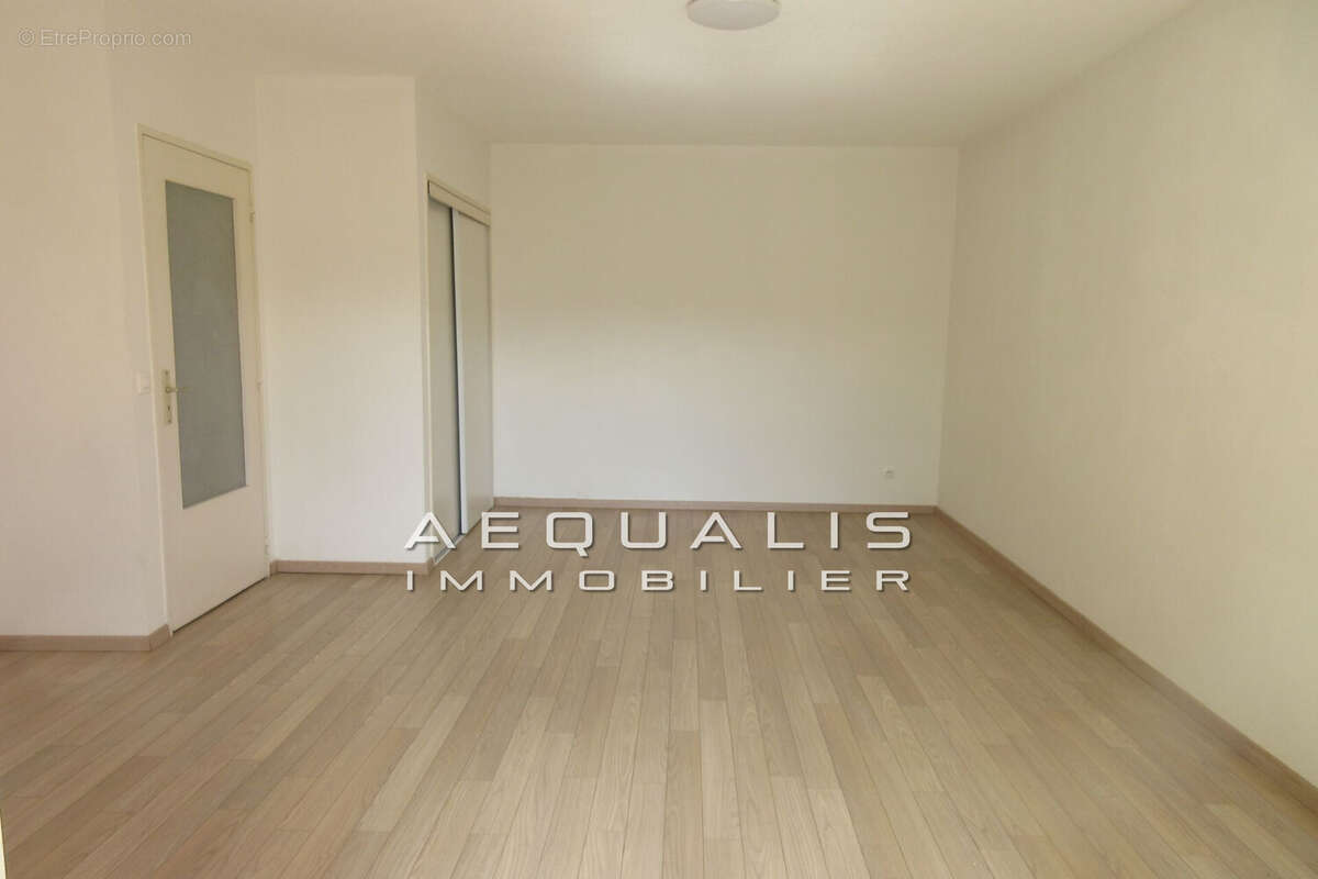 Appartement à SAINT-LAURENT-DU-VAR