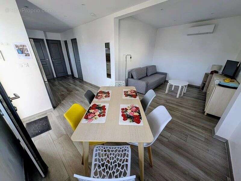 Maison à SAINT-MITRE-LES-REMPARTS