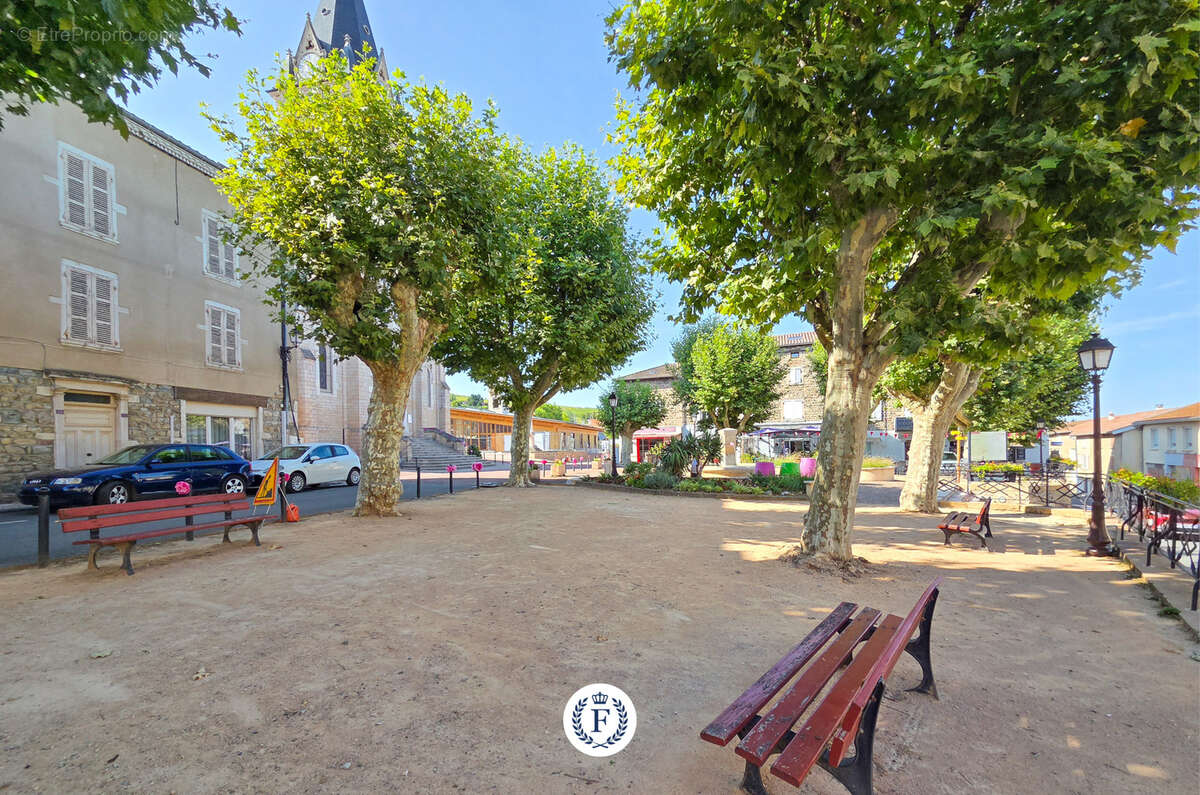 A rénover ou diviser : Coeur de Quincié : Ensemble immobilier (Maison + dépendances, garages...) - photo 2