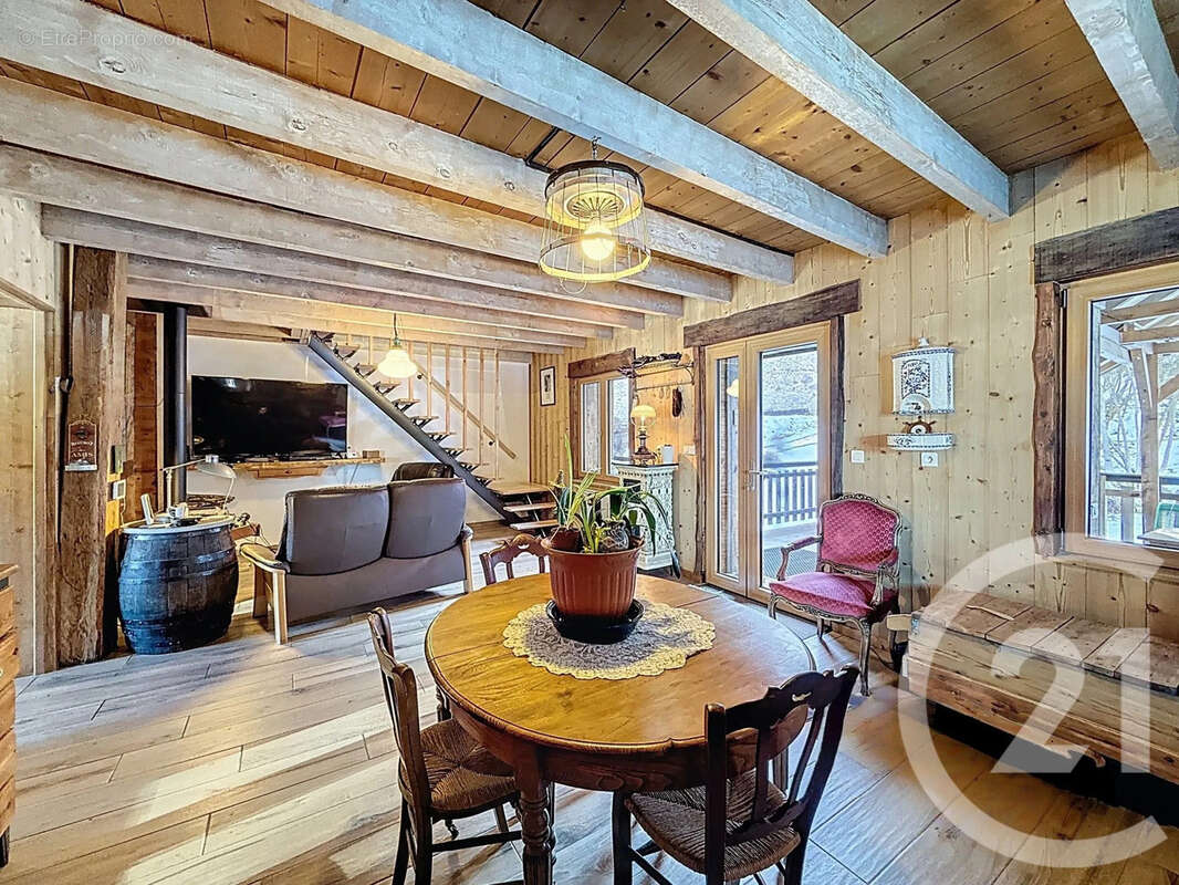 Maison à LA RIVIERE-ENVERSE