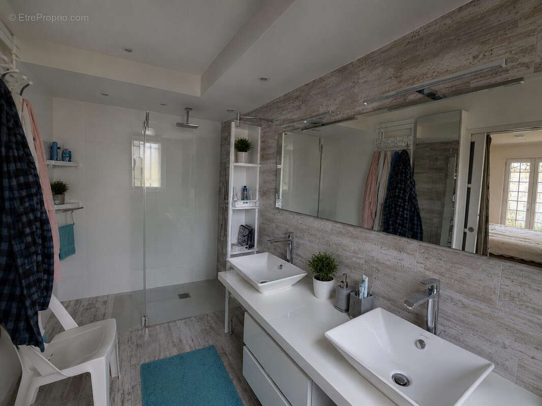 SALLE D EAU RDC SUITE PARENTALE 7.80 M² - Maison à SAINTE-PAZANNE