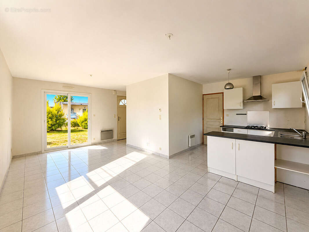 A vendre - Maison Plougonven 80 m2 4 pièces - photo 2