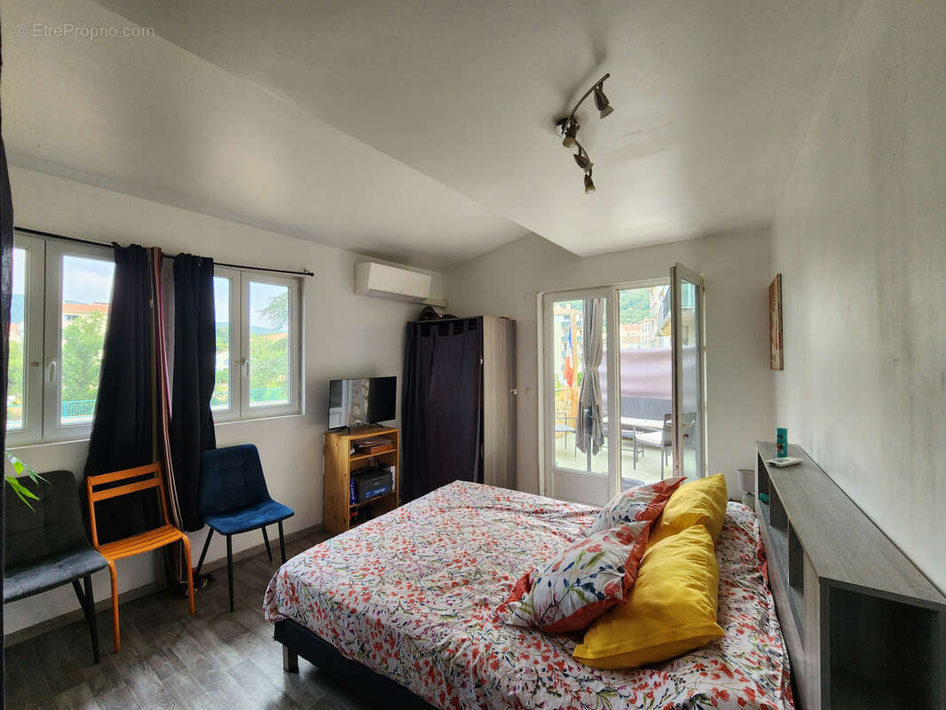 Centre ville: appartement 70m2 renove au rdc, 1 chambre, terrasse et cave - photo 3