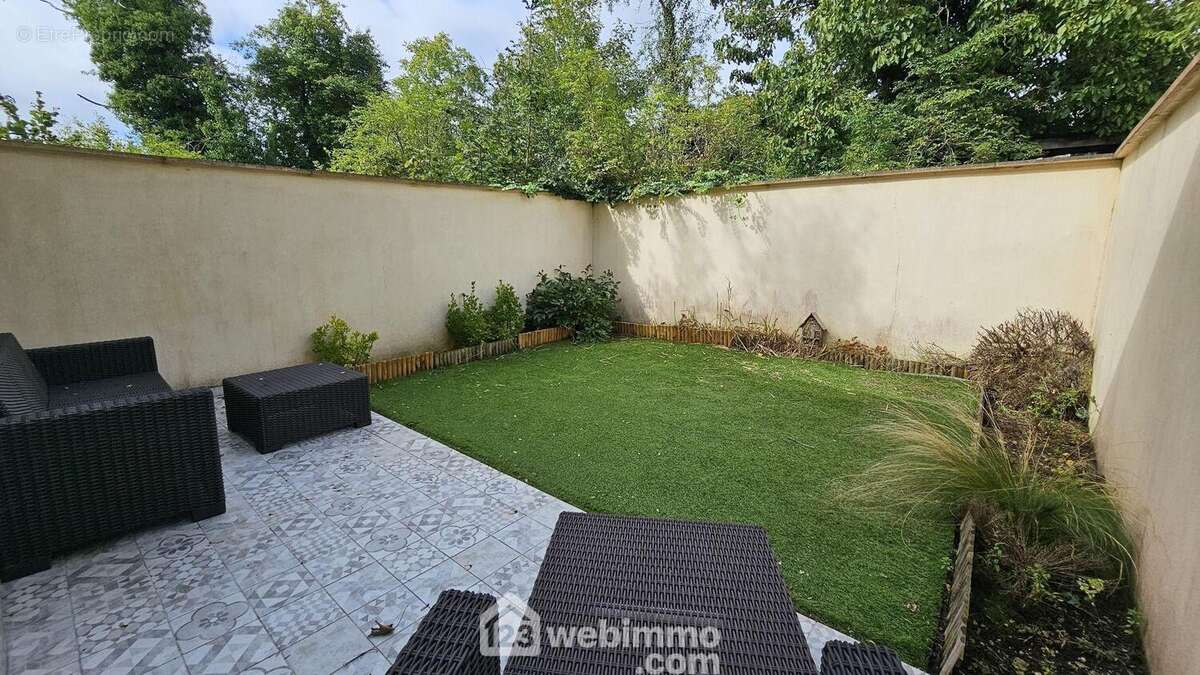 Voici la terrasse clos de mur de 32 m² avec une exposition Ouest et sans vis à vis!