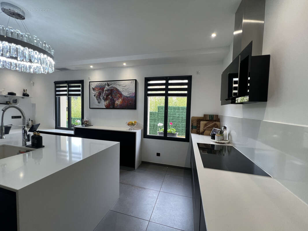 Maison à SAINT-LAURENT-DU-PAPE