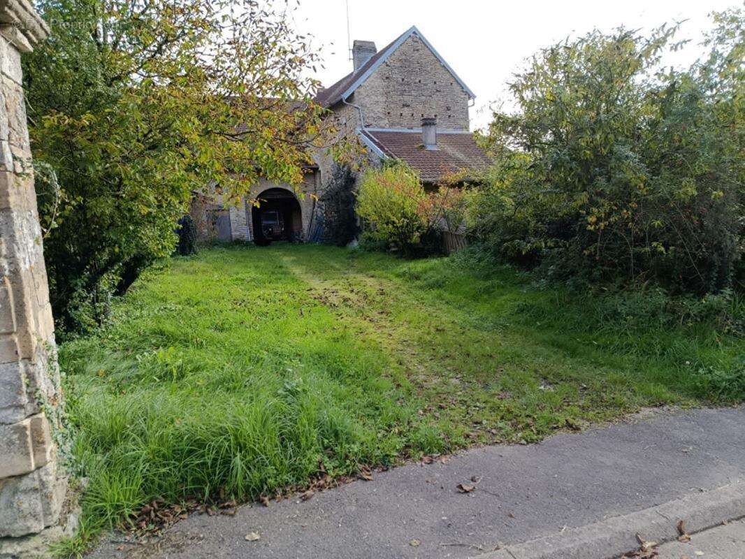 Maison à VAUCONCOURT-NERVEZAIN