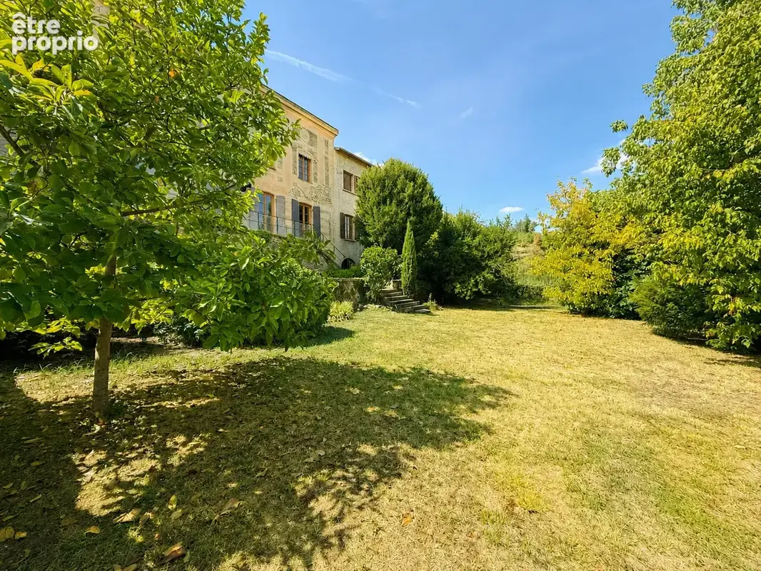 Propriété historique 312 m2 élevée sur caves voûtées, garage et plus de 1 000 m2 de terrain - photo 4