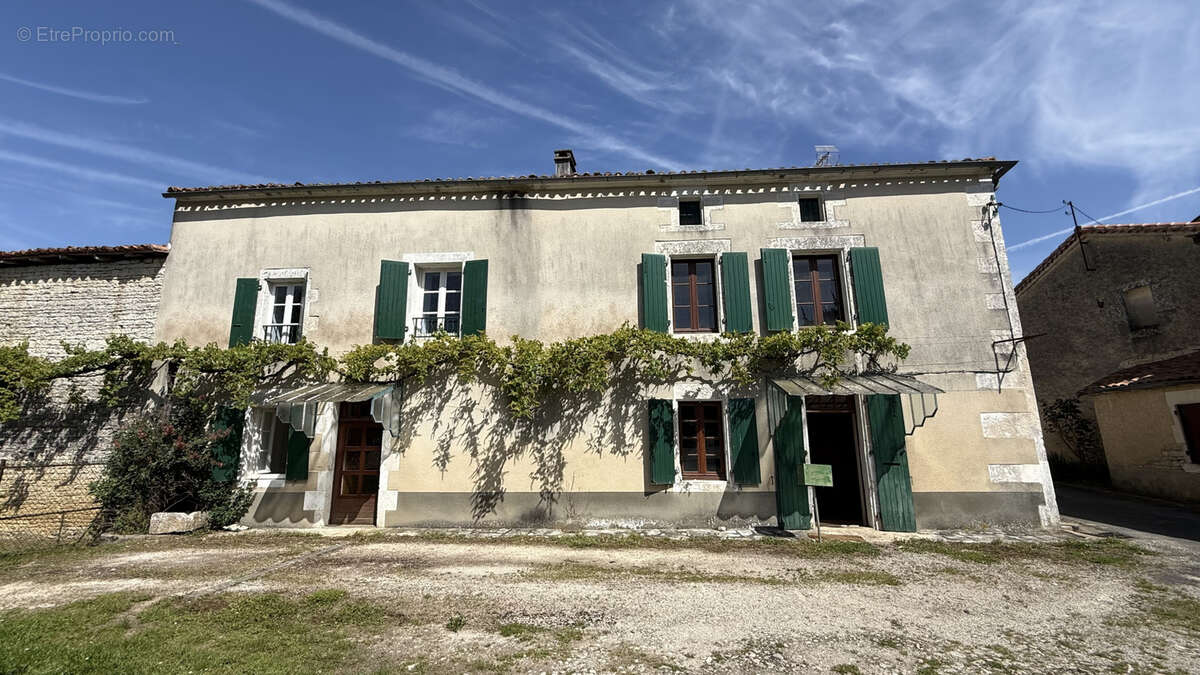 Maison à AUNAC