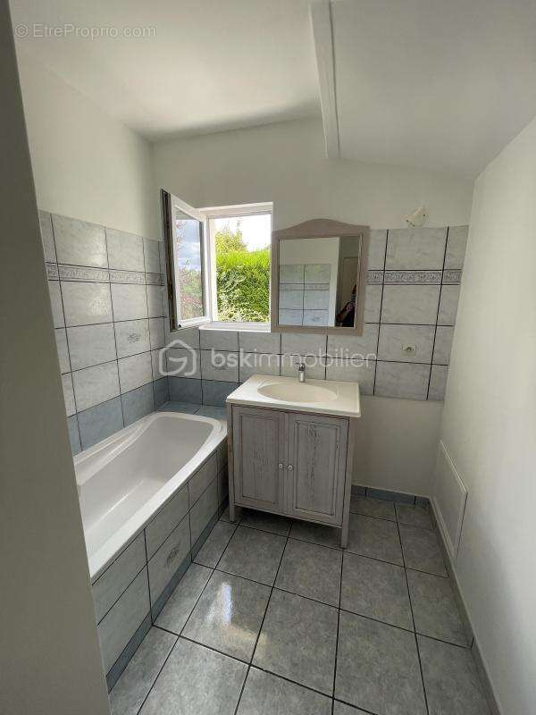 Maison à CONDE-SAINTE-LIBIAIRE