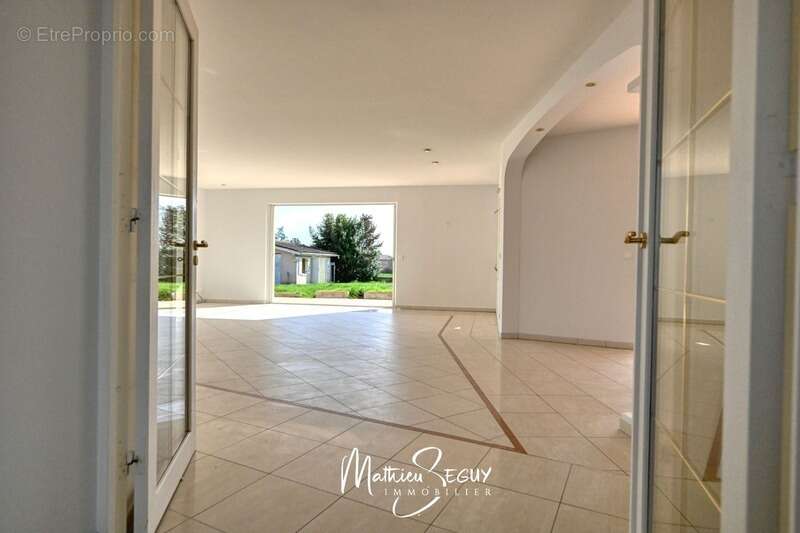 Maison à GREZIEU-LA-VARENNE