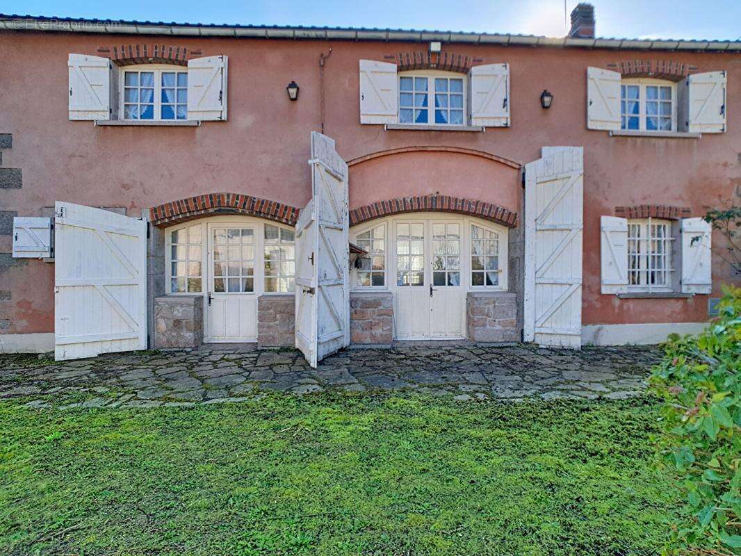 Maison à LA ROCHE-EN-BRENIL