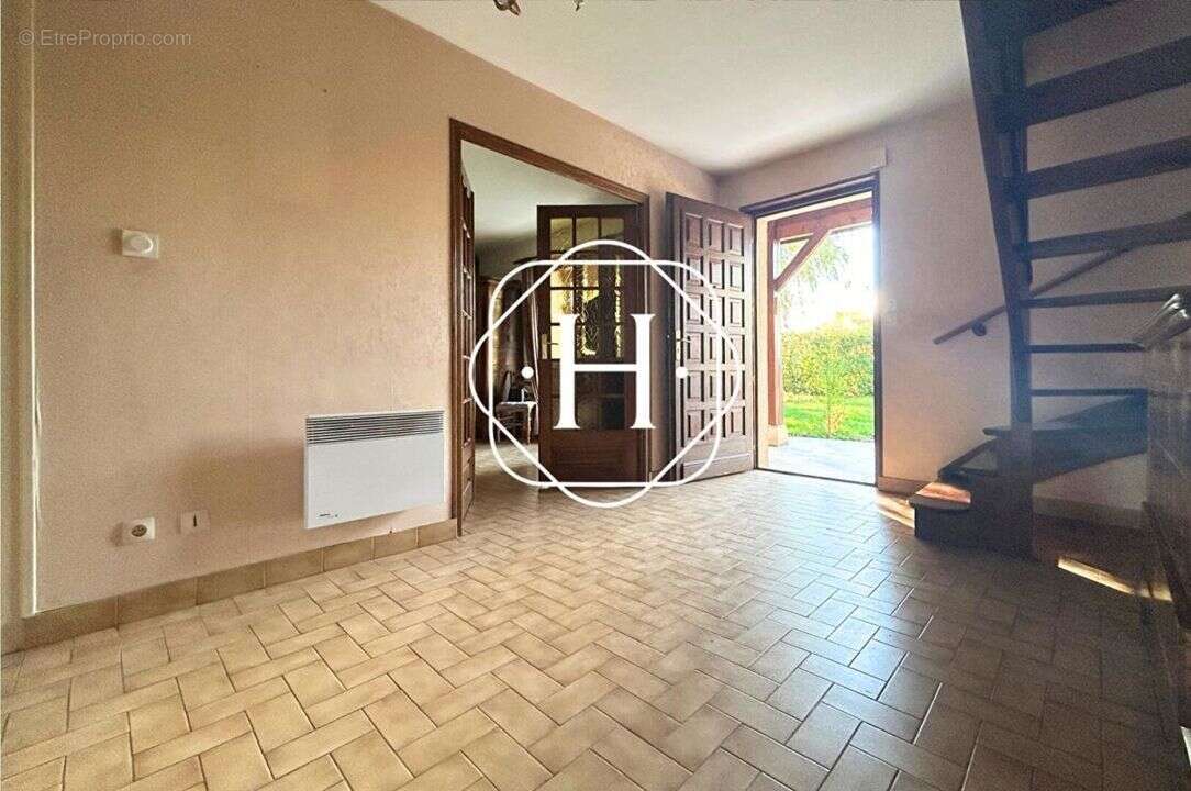 Maison à SAINT-DENIS-LES-BOURG