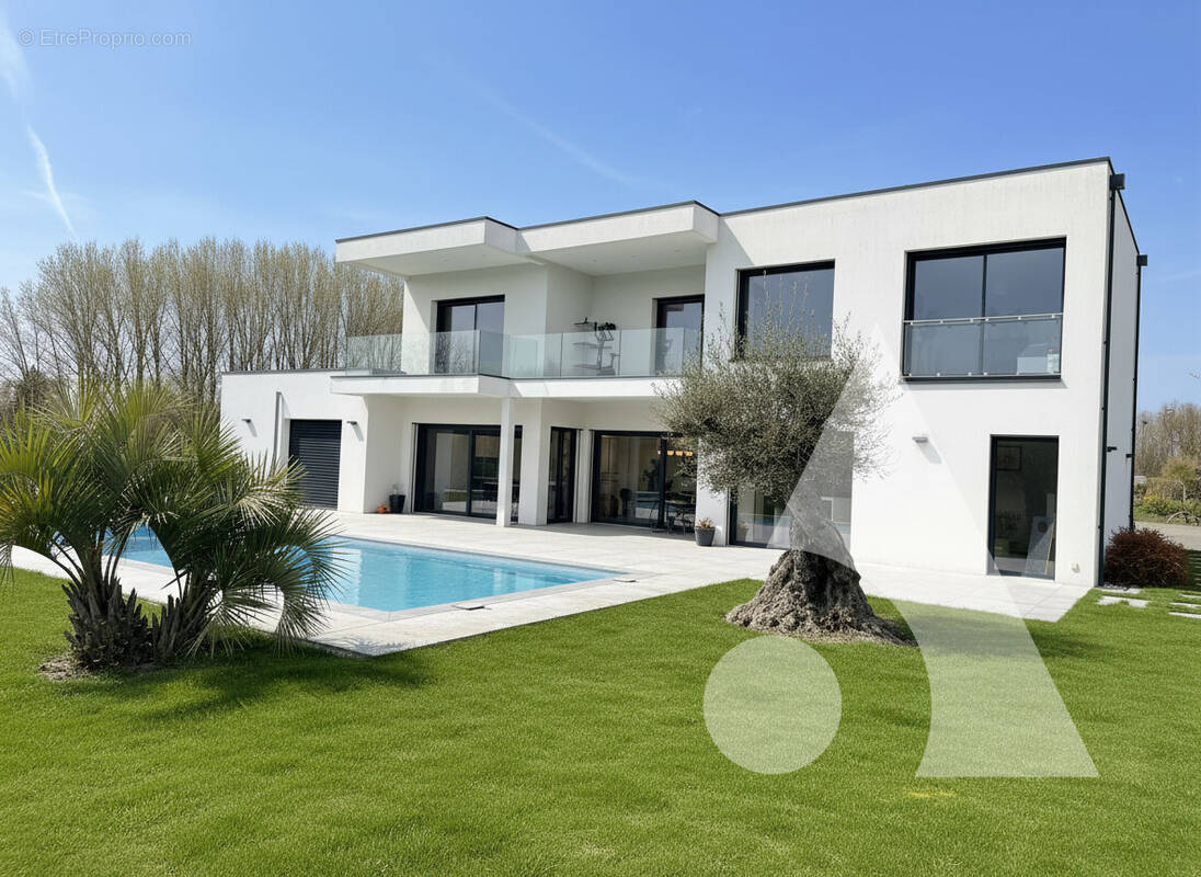 Maison à LA CHAPELLE-SAINT-LUC