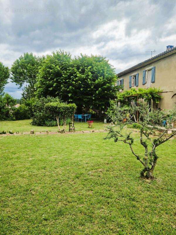 Charme, authenticité et potentiel pour cette belle maison de 90 m² + 50 m² de remise sur un terrain 690 m² constructible dans sa - photo 4