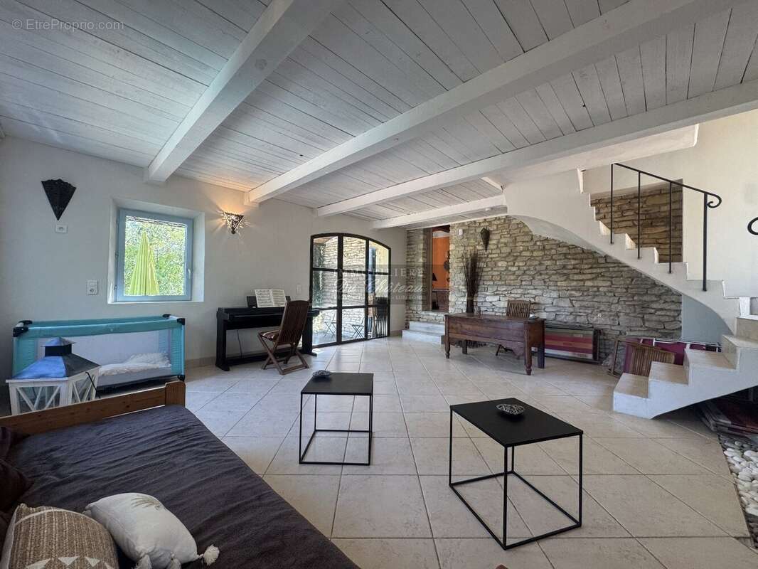 À Gordes, charmante maison en pierre de quatre chambres avec vue dégagée sur le Luberon. - photo 8
