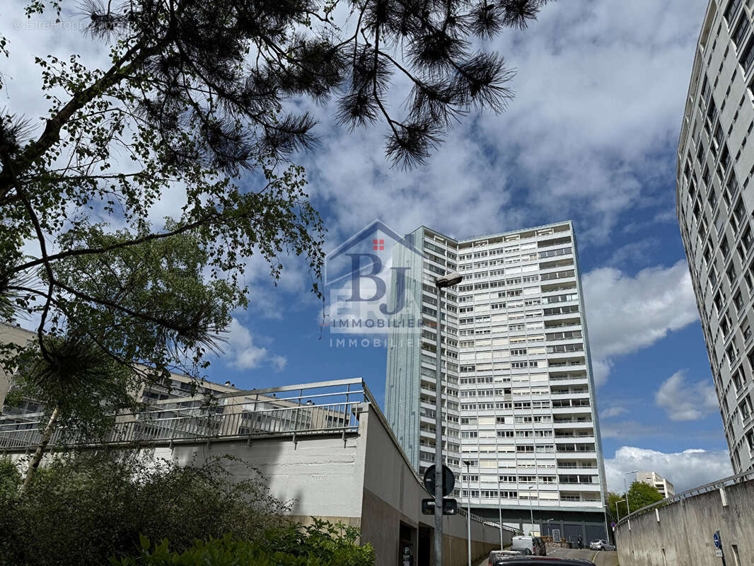 T2 plein sud en étage élevé avec vue dégagée, cave et parking - BOURG L'ÉVÊQUE - photo 5