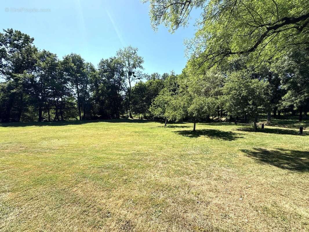Propriété de caractère, indépendante, avec de vastes jardins privés et un bois - photo 2