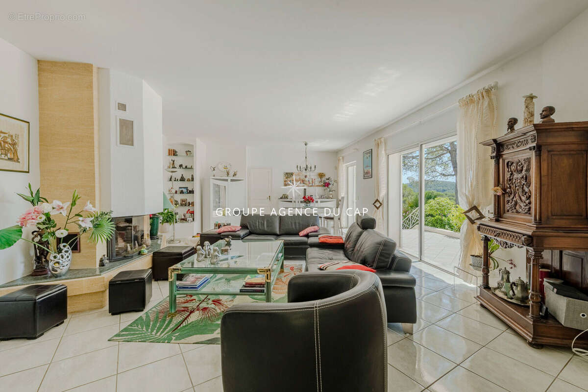 Coeur des golfs Villa 6 pièces avec vue dégagée, piscine et garage - photo 8