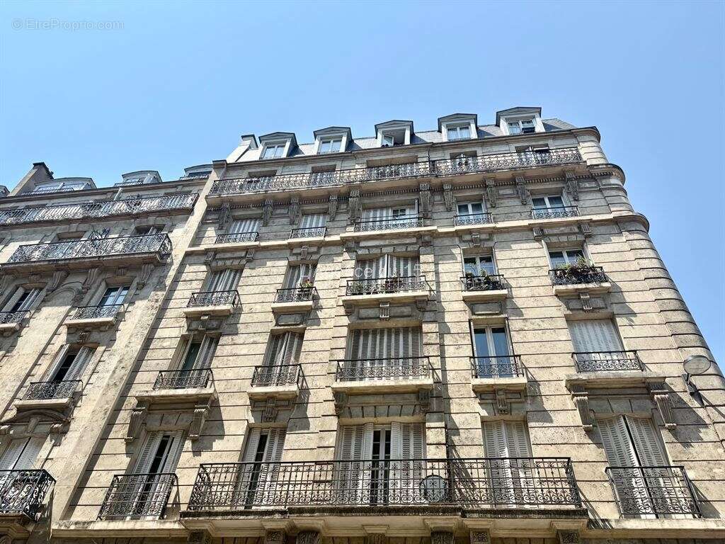 Coulee verte / beau studio / type haussmannien / dernier etage par ascenseur / - photo 9