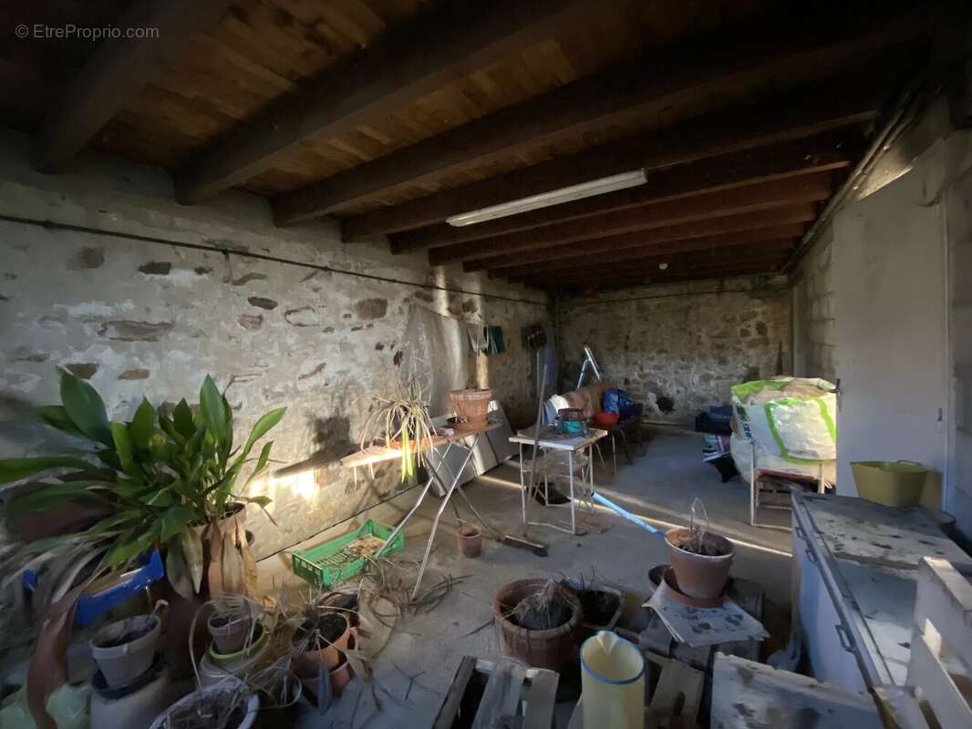 Maison de village atypique à rénover avec jardin et une grande grange - photo 8