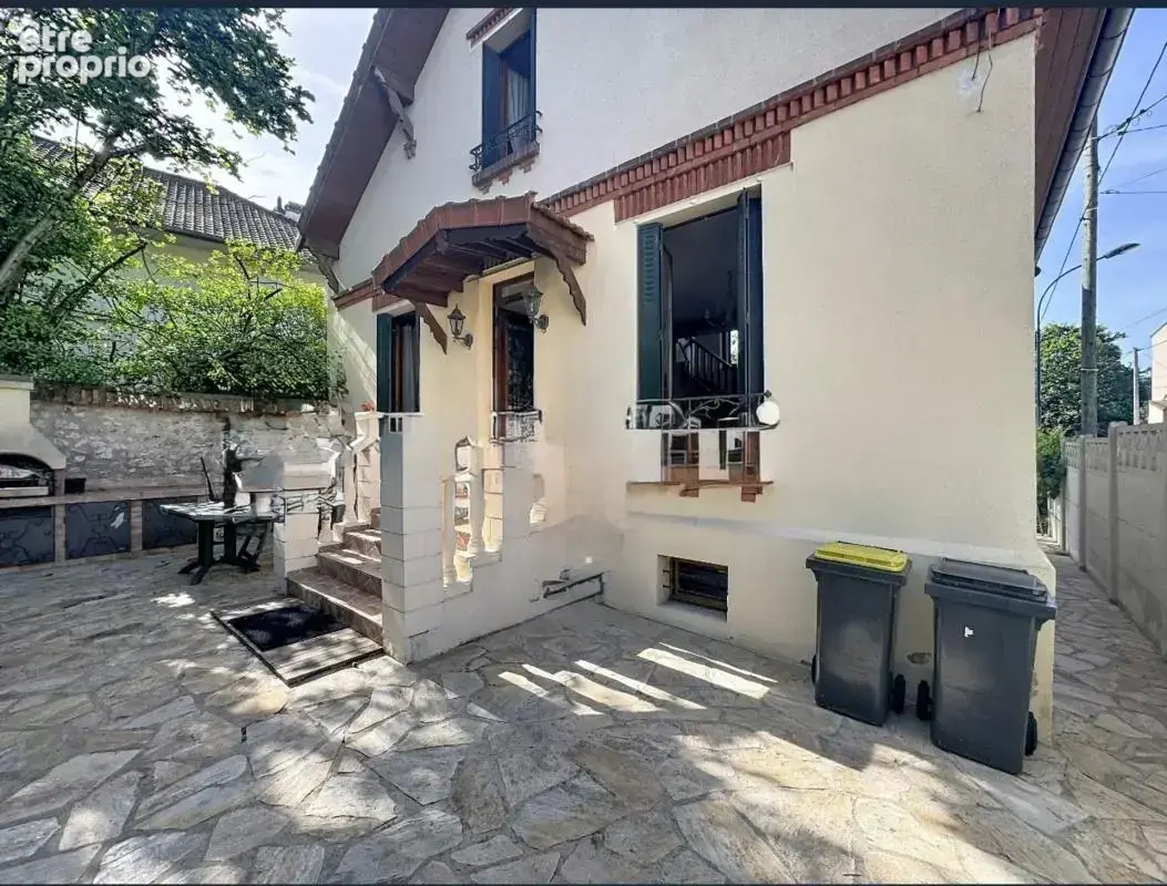 À 2 min du rer e champigny  les boullereaux  – maison 123 m² habitables – 4 chambres/grand sejour– terrain 400 m² – 2 garages –  - photo 2