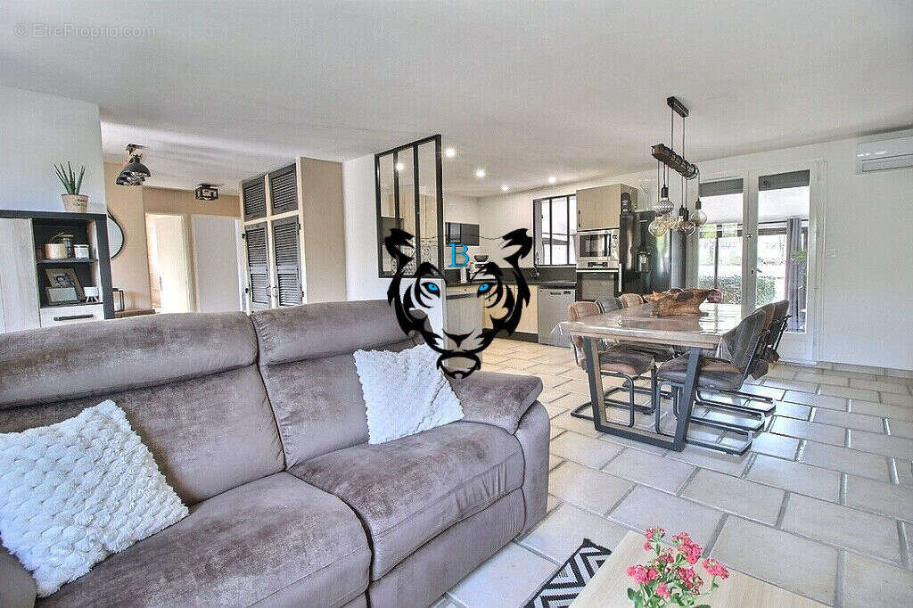 Maison à BAGNOLS-EN-FORET