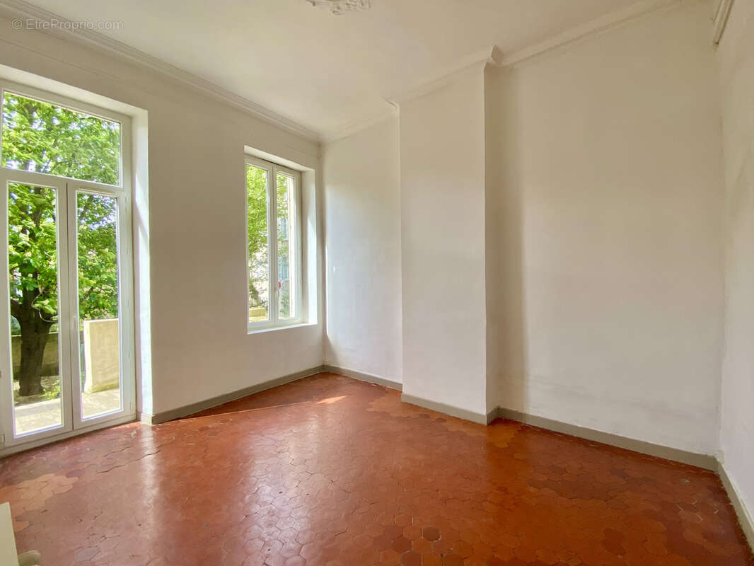 Commerce à MARSEILLE-1E