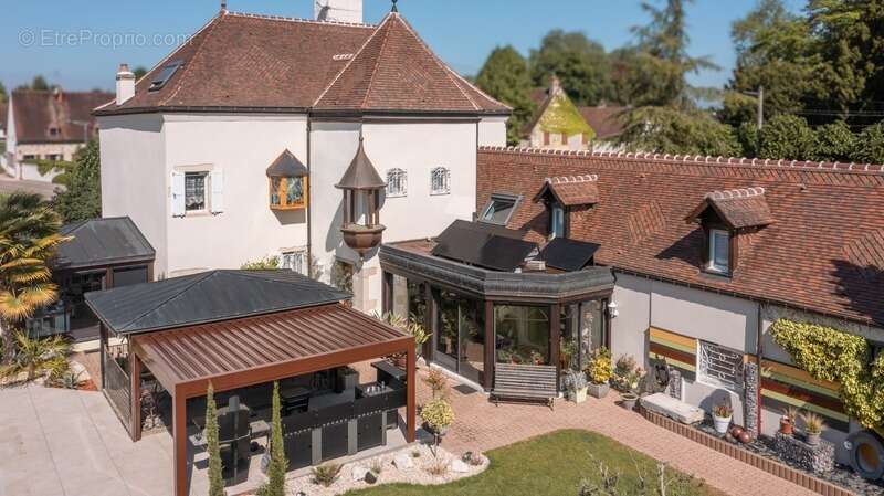 Propriete arc sur tille de 594 m2 sur terrain de 2411 m2 - photo 2