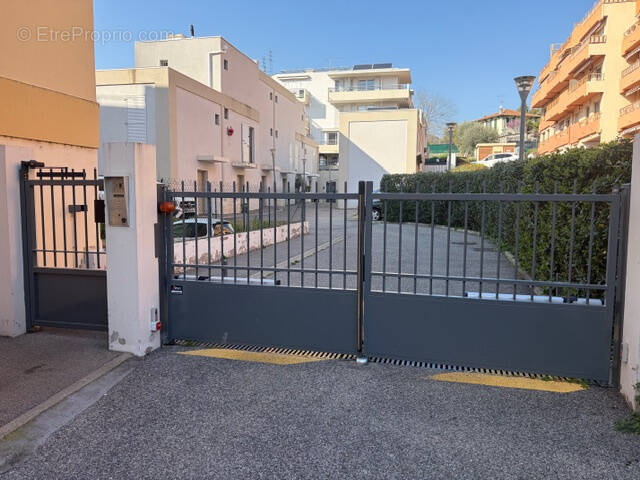 Parking à LA TRINITE