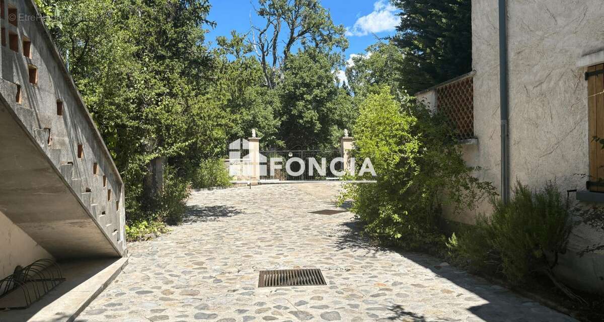 Aiglun, Maison avec 2 appartements garage et 4136m2 de terrain - photo 10