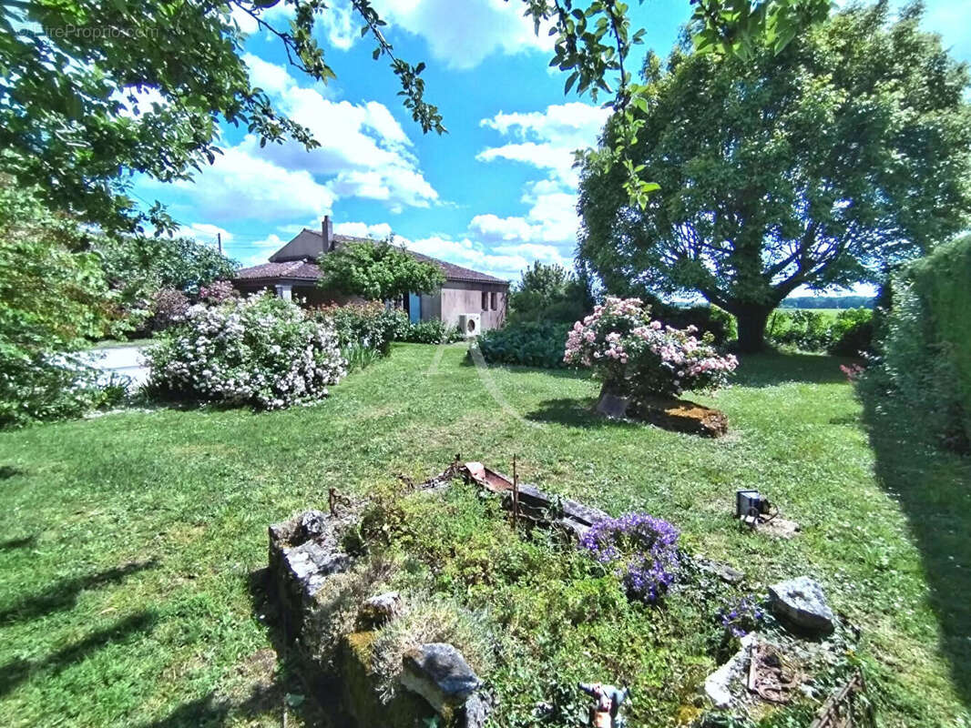 Charentaise de plain pied 4 chambres avec piscine. - photo 18
