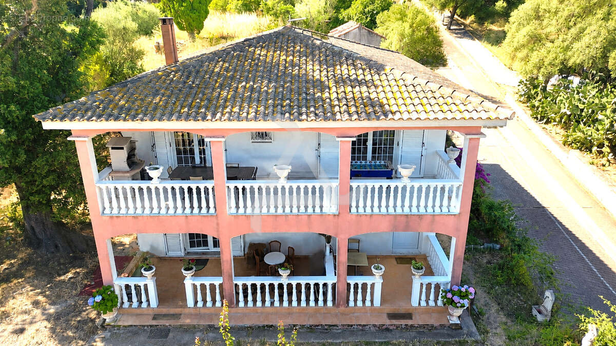 Villa méditéranéenne t8 comprenant 2 appartements située dans un secteur privilégié avec vue sur le golfe - photo 2