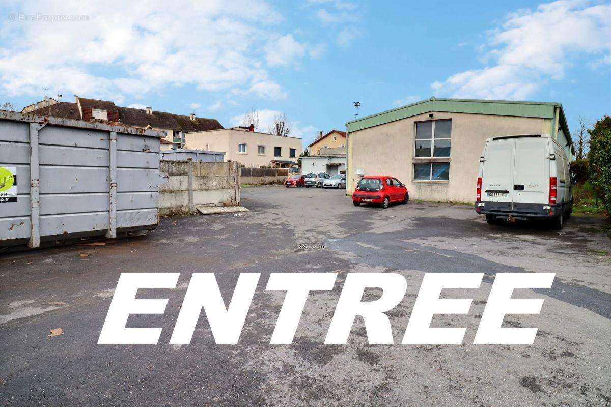 Locaux d activites independant + stockage et bureaux surface total 1100m2 sur parcelle total 2800m2 acces poids lourds - photo 11