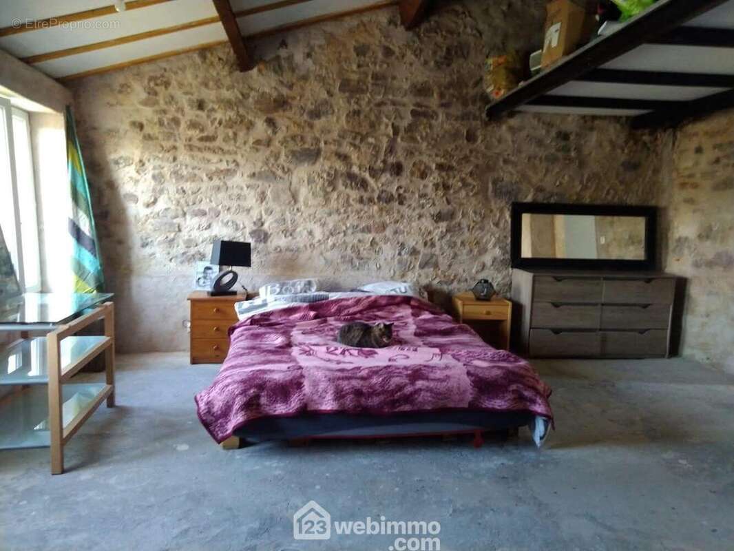 Une grande chambre parentale avec baignoire d&#039;angle (à finir d&#039;installer), une mezzanine - Maison à LE BERNARD