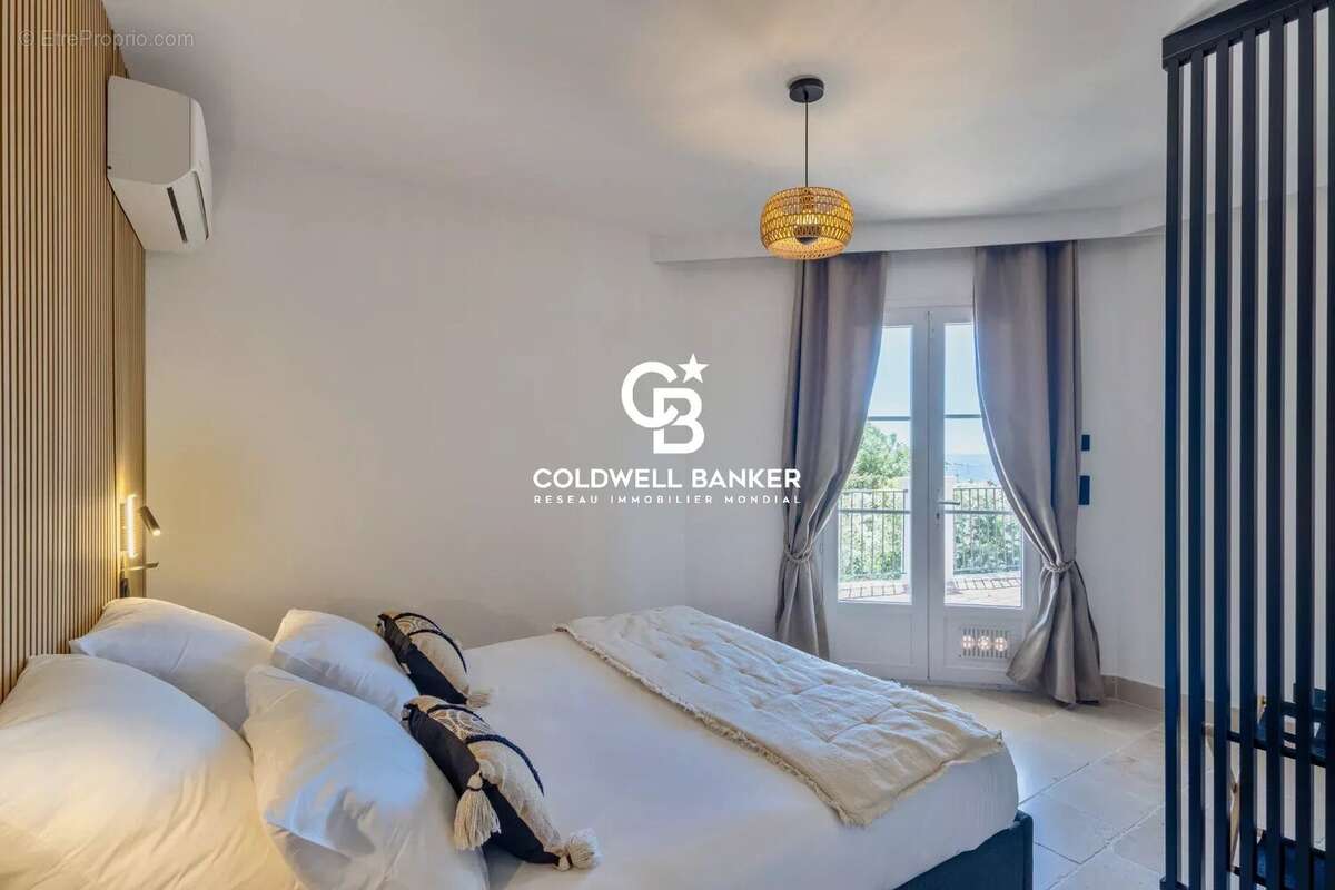 Située dans un domaine privé et sécurisé d’Agay à Saint-Raphaël, opportunité d’investissement rare sur la Côte d’Azur, alliant e - photo 46