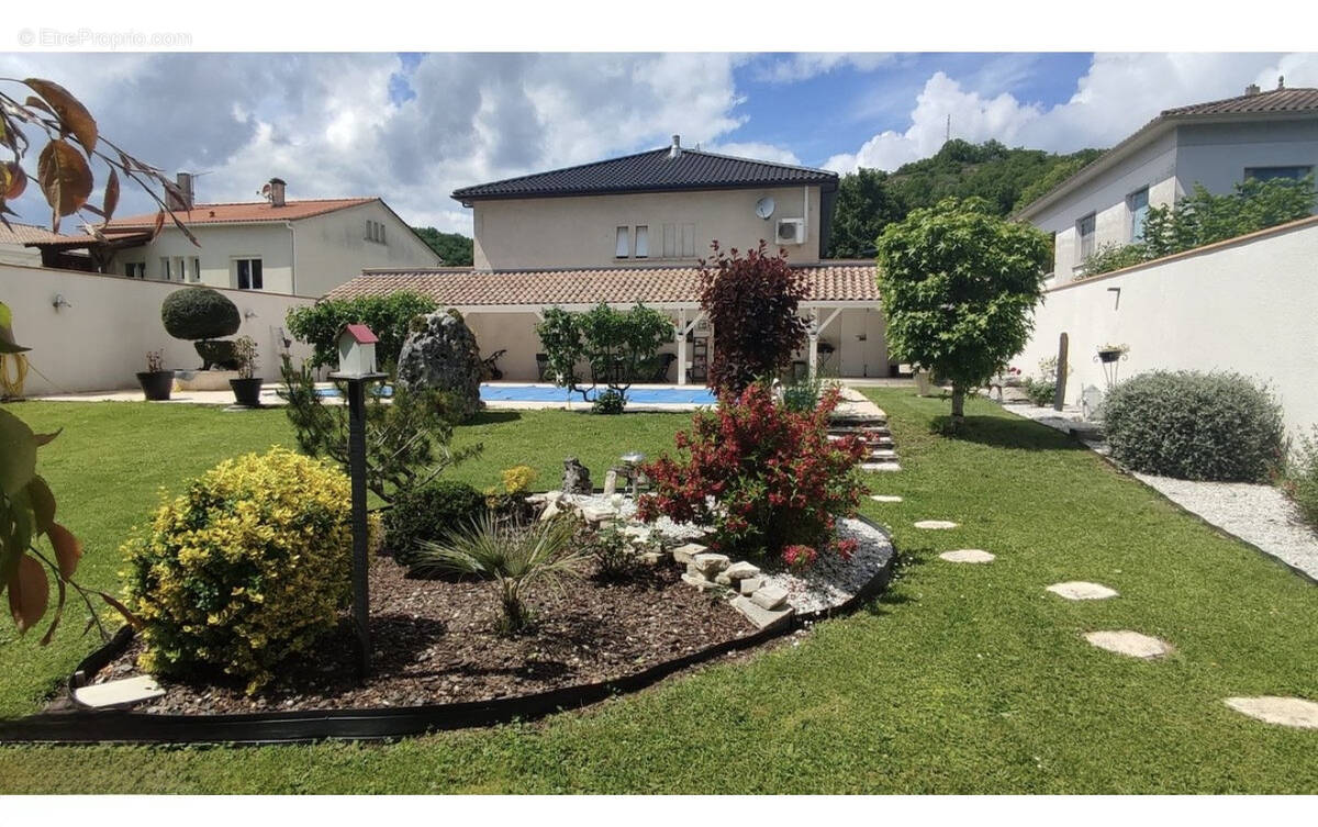Maison à MONTAIGU-DE-QUERCY