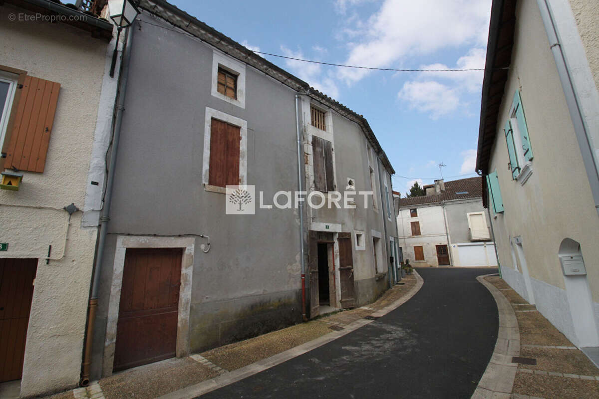 Maison à SAINT-PARDOUX-LA-RIVIERE