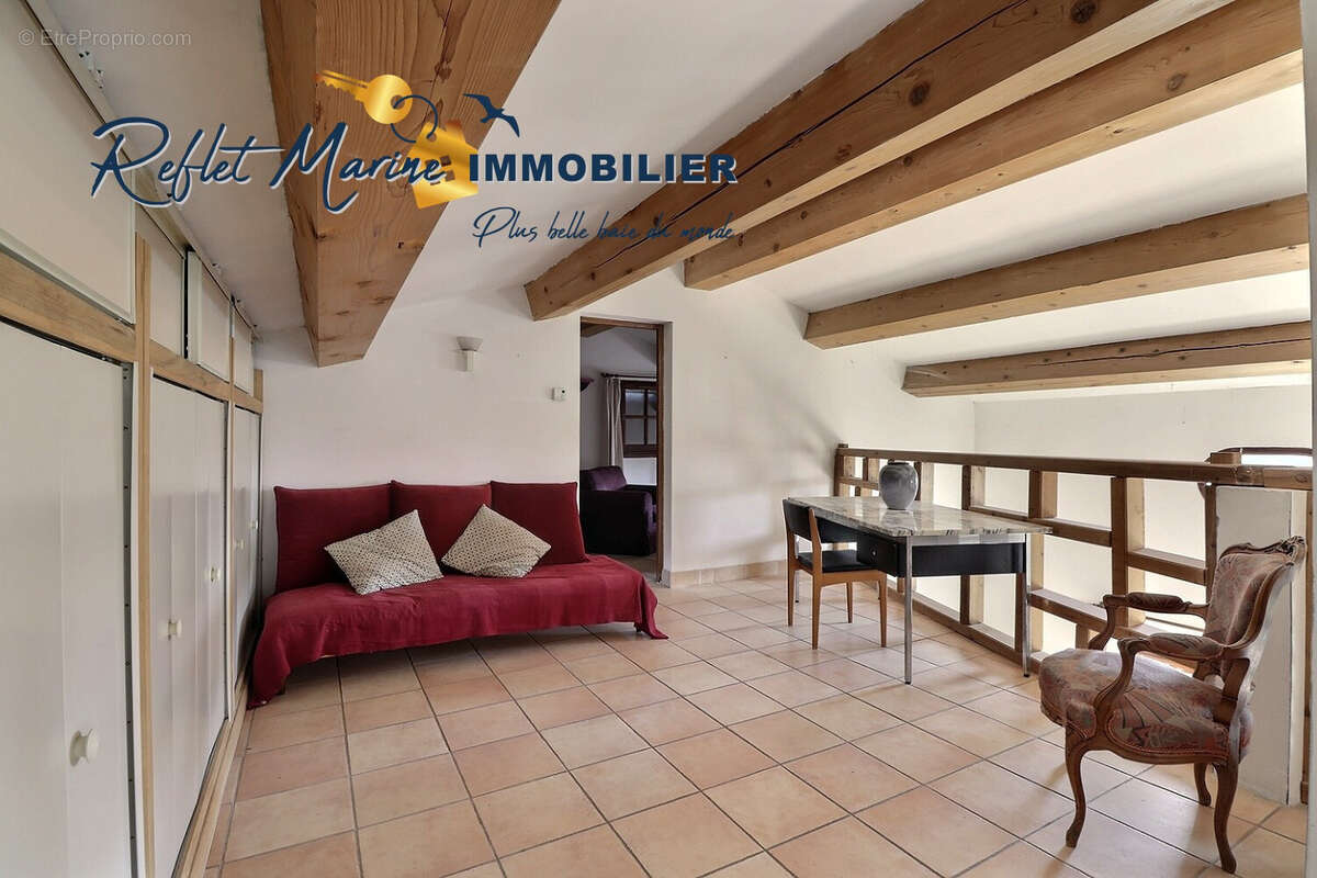 Maison à CEYRESTE