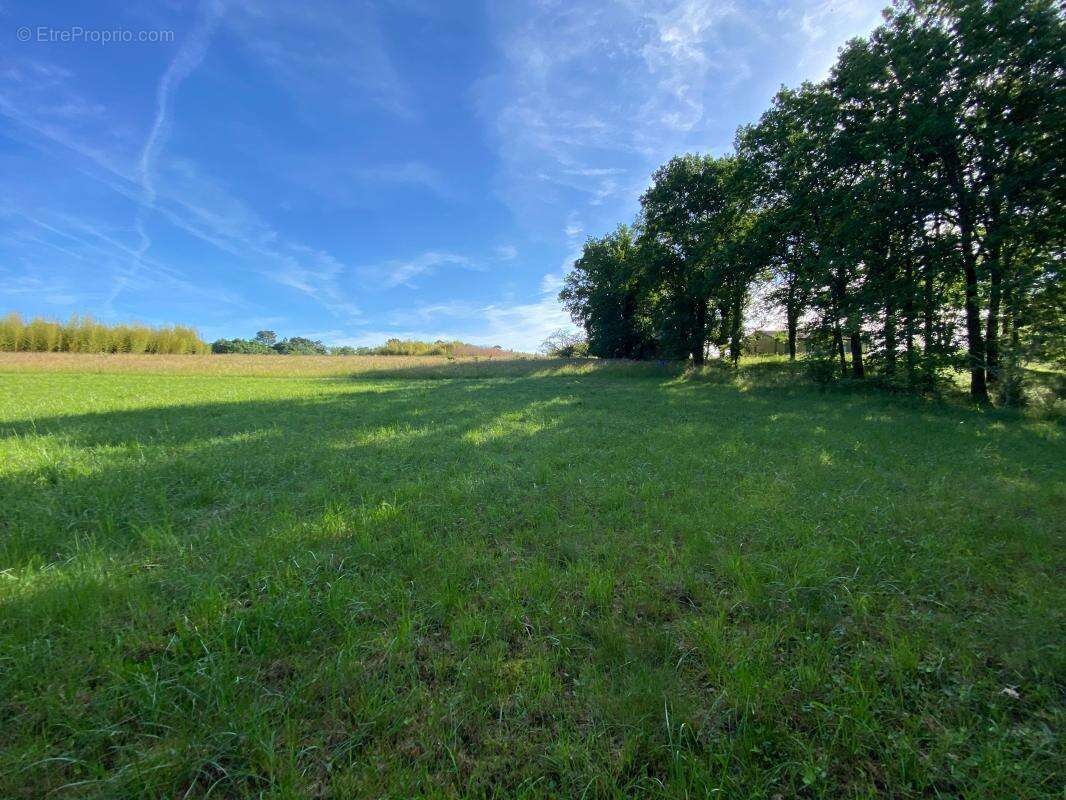 Terrain à ROUFFIGNAC-SAINT-CERNIN-DE-REILHAC