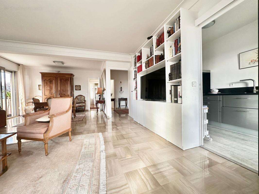 Appartement à SAINT-LAURENT-DU-VAR