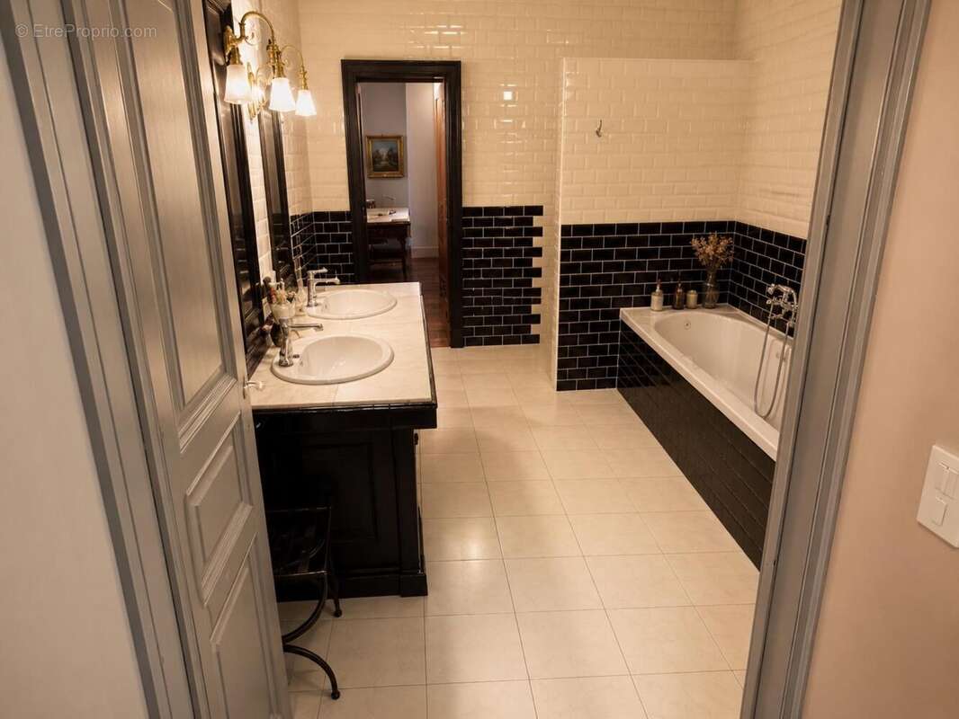 Maison 270 m² à Argeliers  - photo 8