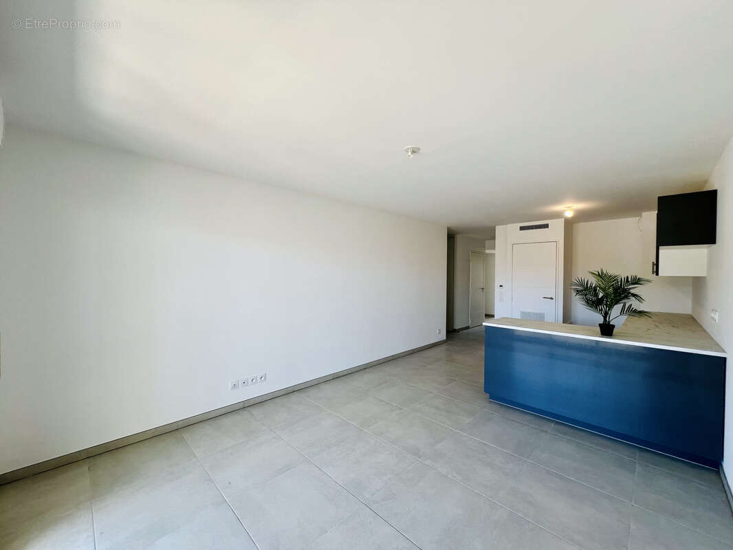 Appartement à SAINT-LAURENT-DU-VAR