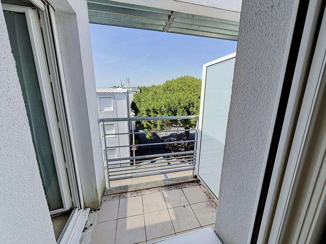 Appartement À Vendre - Studio lumineux avec balcon à deux pas du Vieux-Port et des universités - photo 2