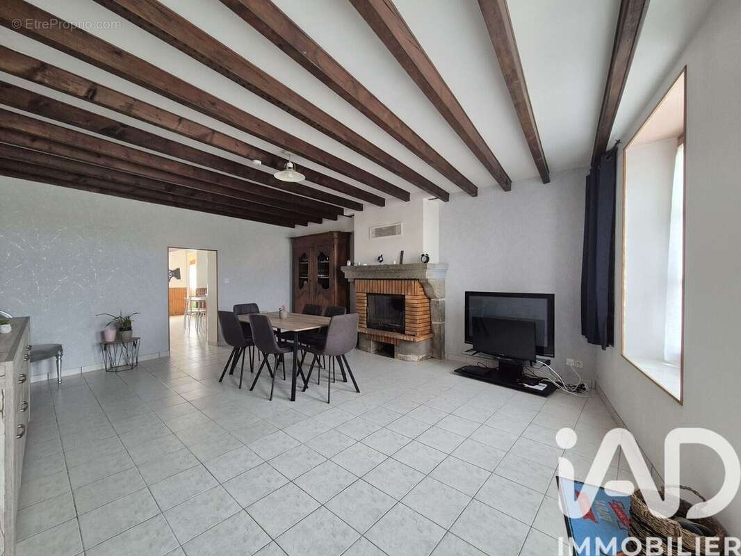Maison 96 m² à Argenton-Chateau  - photo 4